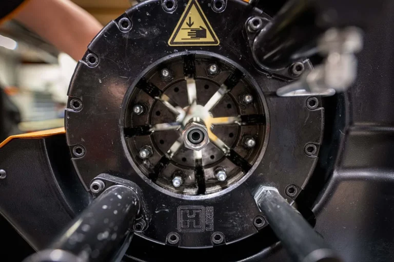 Hydrauliikkaletkun puristuskone korjaamolla
